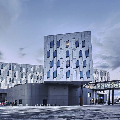 Rivestimento di facciata in pannelli - ENERGY HOTEL STAVANGER - ALUCOBOND - in alluminio / in composito / verticale