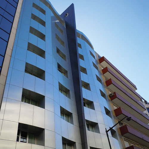 Rivestimento di facciata in pannelli - HOTEL ALIF AVENIDAS - ALUCOBOND - in alluminio / in composito / a incastro