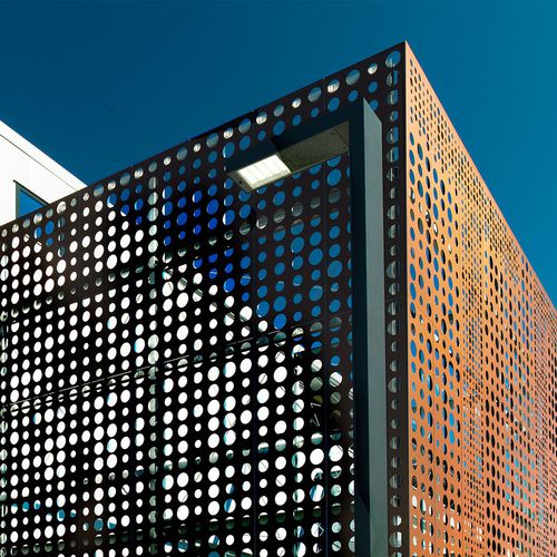 Frangisole in metallo - TRAISENPARK - ALUCOBOND - per facciata / verticale / perforato