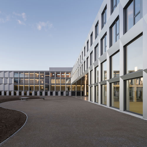 Rivestimento di facciata in pannelli - BILDUNGSZENTRUM USTER - ALUCOBOND - in alluminio / a incastro / di lunga durata