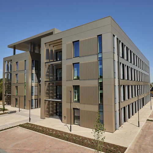 Rivestimento di facciata in pannelli - MAURICE WILKES BUILDING - ALUCOBOND - in alluminio / a incastro / di lunga durata