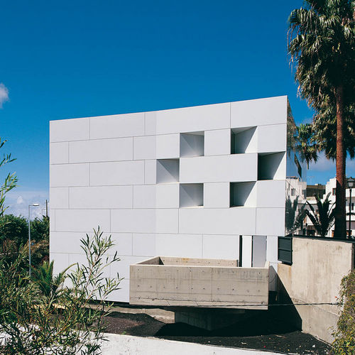 Rivestimento di facciata a cassetta - CENTRO DE SALUD ARONA VILAFLOR - ALUCOBOND - in composito / in alluminio / a incastro