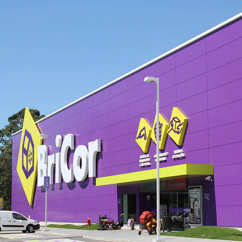 Rivestimento di facciata in pannelli - SHOPPING CENTRE BRICOR NASSICA - ALUCOBOND - in alluminio / in composito / a incastro