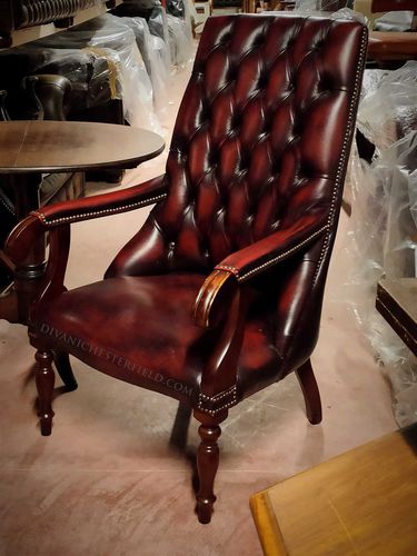 Poltrona chesterfield - VINTAGE  - Harleq - in pelle / con schienale alto / con 4 gambe
