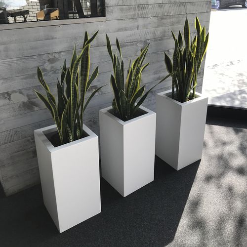 Vaso da giardino in composito - TOWER - KAMA - da appoggio / quadrato / in altezza