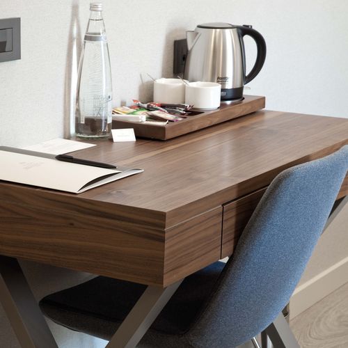 Scrivania contemporanea - Tugra Mobilya - impiallacciata in legno / per camera d'hotel