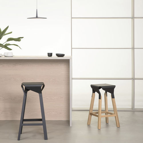 Sgabello da bar contemporaneo - NAOSHIMA 701 - Vergés - in legno massiccio / in legno curvato / con supporto in legno