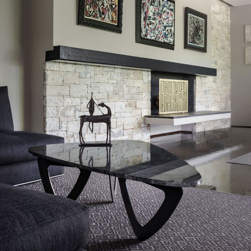 Tavolino basso contemporaneo - CYNTHUS - ANAKTAE - in marmo / con supporto in ottone / triangolare
