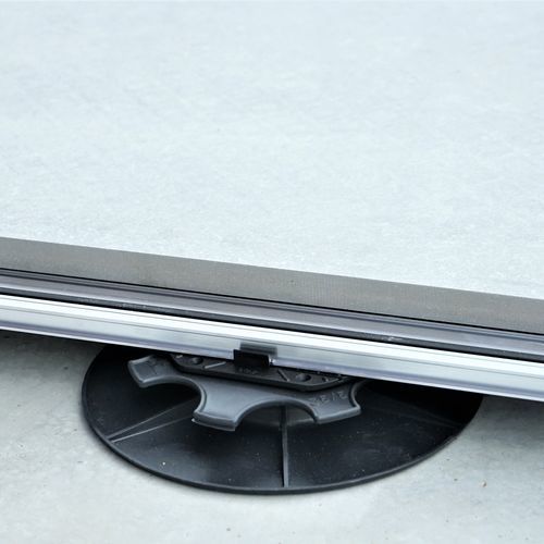 Supporto per pavimento sopraelevato in plastica riciclata - C-CLIP - SOLIDOR - ad alta resistenza / ignifugo / per esterno