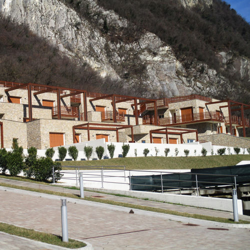 Casa prefabbricata - LAKE RESORT - Eco-Resorts - in legno massiccio assemblato / ecologica / a risparmio energetico