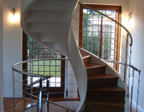 Scala elicoidale - U-CA - Unica living design Poland - curva / con gradini in legno / in cemento armato