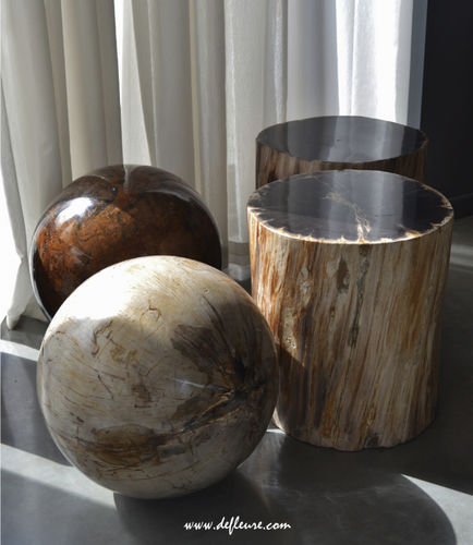 Tavolo d'appoggio contemporaneo - PETRIFIED WOOD - Defleure Home Collection - in legno fossilizzato / con supporto in legno fossilizzato / rotondo