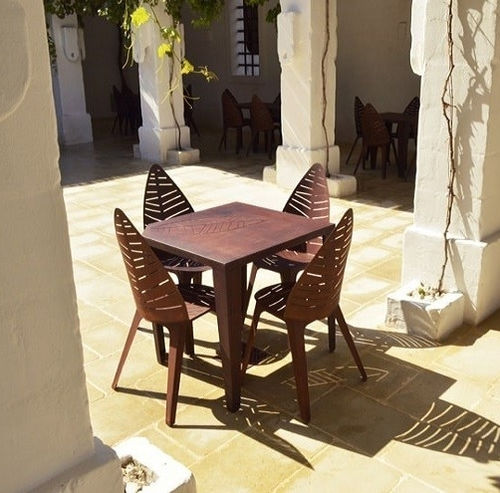 Tavolo contemporaneo - LILA - Trackdesign - in acciaio COR-TEN® / con supporto in acciaio / rettangolare