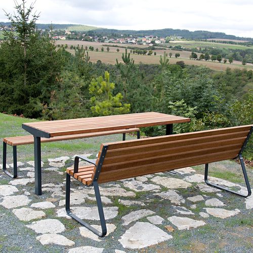 Tavolo contemporaneo - PIKO - STREETPARK s.r.o. - in legno / con supporto in acciaio galvanizzato / rettangolare