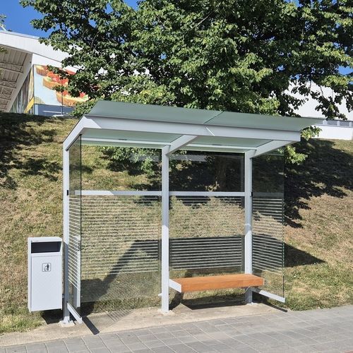 Pensilina per fermata d'autobus in acciaio verniciato - NOVIO - STREETPARK s.r.o. - in pino / in vetro smerigliato / in vetro temprato