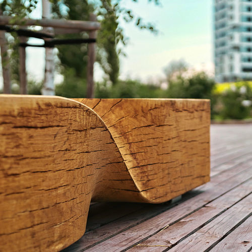 Panca per spazi pubblici contemporanea - TWISTULA - STREETPARK s.r.o. - in legno massiccio / di Jan Padrnos