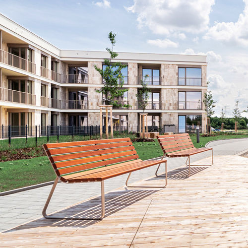 Panca per spazi pubblici contemporanea - INOA - STREETPARK s.r.o. - in legno / in acciaio galvanizzato / in acciaio inossidabile
