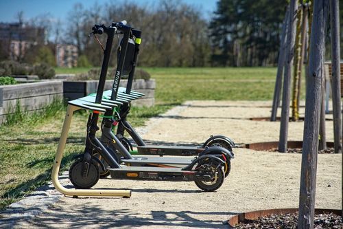 Rastrelliera per monopattino a muro - SCOOTY - STREETPARK s.r.o. - per scuola / per spazi pubblici / per parco giochi