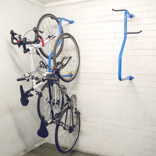 Rastrelliera per biciclette a muro - CYCLA 2-UP - CIVIQ - verticale / per garage / per spazi pubblici