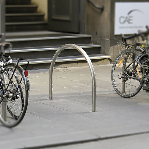Rastrelliera per biciclette a pavimento - CYCLA HOOP - CIVIQ - per spazi pubblici / in acciaio inossidabile / professionale