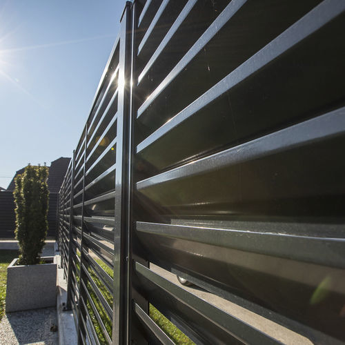 Recinzione a lamelle - LOUVRE - Ograje Kočevar - da giardino / in acciaio galvanizzato / contemporanea