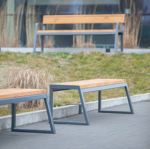 Panca per spazi pubblici contemporanea - Amager - Københagen Outstanding - in legno / in acciaio con rivestimento a polvere / senza schienale