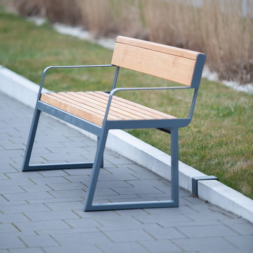 Panca per spazi pubblici contemporanea - Amager - Københagen Outstanding - in larice / in acciaio con rivestimento a polvere / con schienale