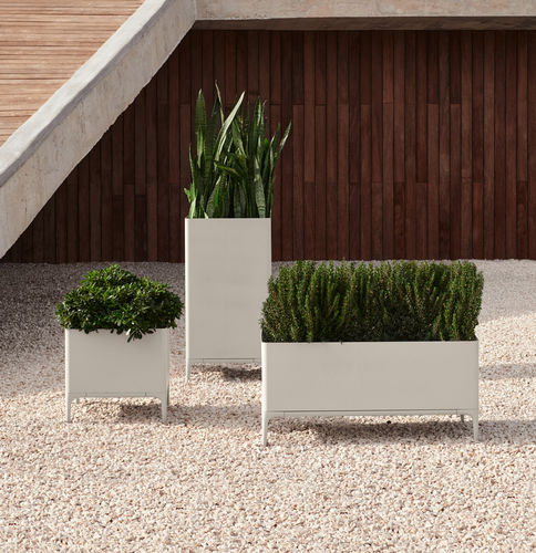 Vaso da giardino in alluminio laccato - Xaloc - MOWEE - rettangolare / per uso residenziale / contract