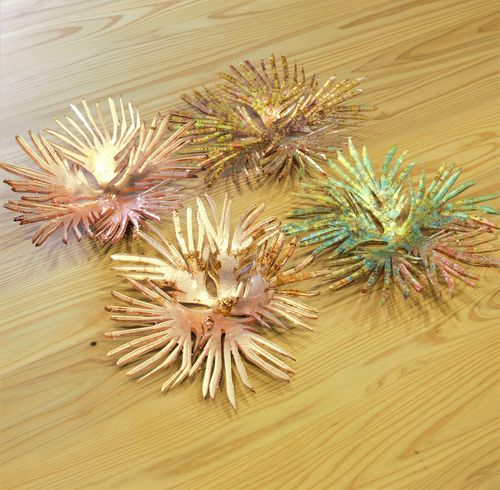Scultura in acrilico - Nadeshiko flower - Duco - da parete / multicolore / dorata