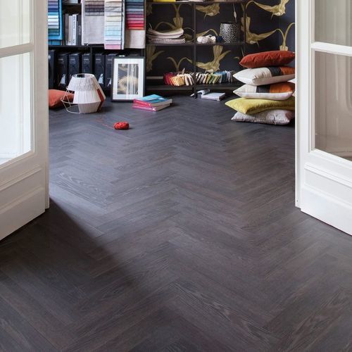 Pavimento laminato in rovere - BATON ROMPU CHARME BLACK - Décoplus Parquets - aspetto legno / aspetto parquet / per uso residenziale