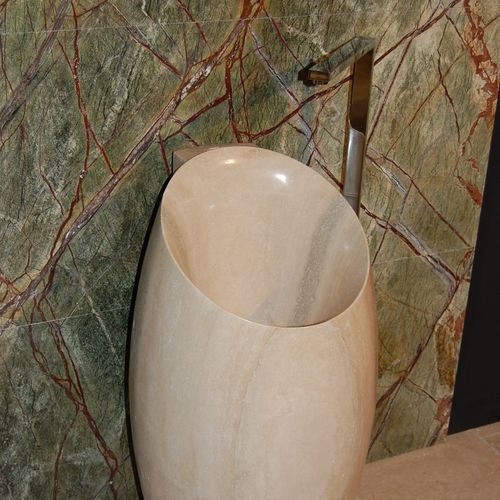 Lastra in pietra in onice - ROMAN TRAVERTINE SINK "NAIL" AND FOREST GREEN WALL - GIOVANNOZZI MARMI S.R.L. - per stanza da bagno / a muro / levigata