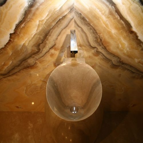 Lavandino da appoggio - ROMAN TRAVERTINE SINK "NAIL" AND ONYX ARIS WALL - GIOVANNOZZI MARMI S.R.L. - rotondo / in marmo
