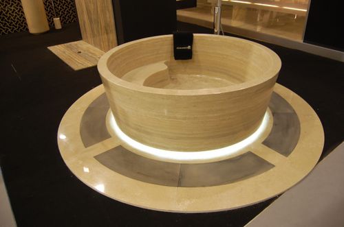 Vasca da bagno rotonda - VASCA DA BAGNO CON ILLUMINAZIONE IN TRAVERTINO ROMANO - GIOVANNOZZI MARMI S.R.L. - da appoggio / per ambiente abitativo / in travertino