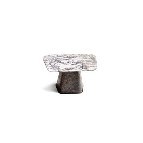 Tavolino basso contemporaneo - CHEOPE - HESSENTIA | Cornelio Cappellini - in marmo / con supporto in metallo / quadrato