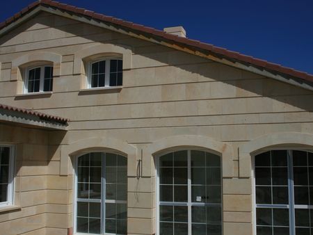 Rivestimento di facciata in pannelli - CONDADO® - ARENISCAS STONE - in pietra naturale / in calcare / con scanalature