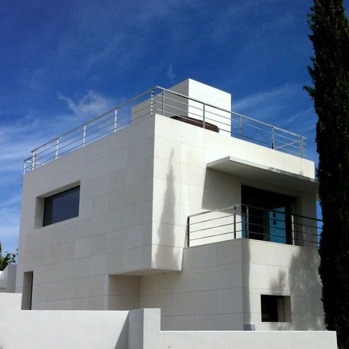 Rivestimento di facciata a doghe - ALBA ROSAL: CALIZA BLANCA - ROSAL STONES - in pietra naturale / in calcare / liscio