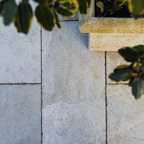 Pavimento in pietra naturale - ABADIA ROSAL - ROSAL STONES - in pietra calcarea / per esterni / da interno