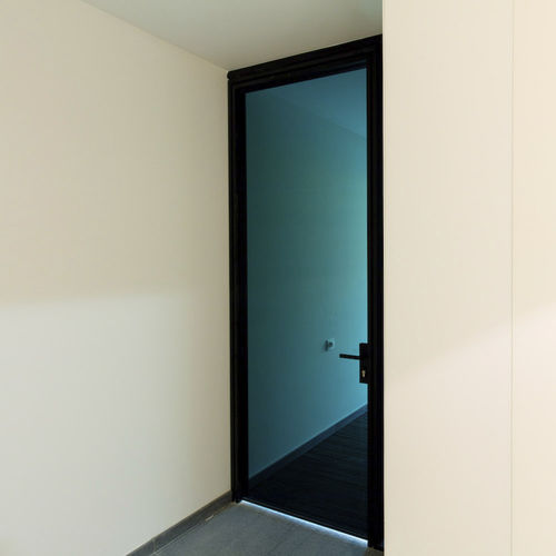 Porta da interno - MINIMALIST - AVC - in alluminio / a bilico con asse laterale / vetrata