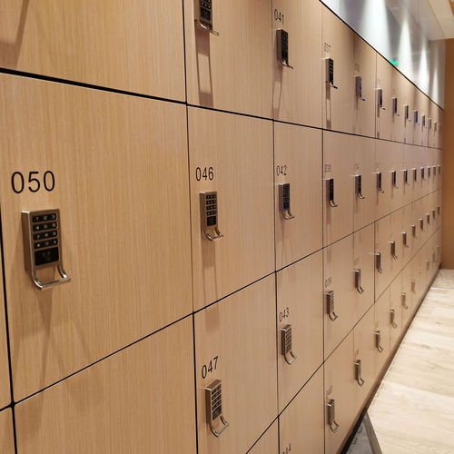 Contenitore a scomparti in laminato ad alta pressione - DEBO-LOCKER-06 - DEBO - contract / per edifici pubblici / per scuola