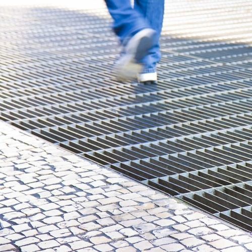 Grigliato in acciaio - KENTE MESH MANUFACTURE CO.,LIMITED - per passerella industriale / per passerella / per gradini di scale