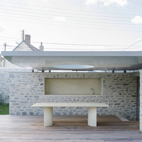 Tavolo contemporaneo - LAVAL - Solid Studio - in calcestruzzo fibrorinfrozato / con supporto in calcestruzzo / rettangolare