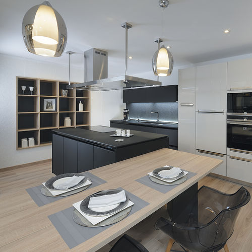 Cucina contemporanea - DJIN : NOIR INGO & DECORA MEDIUM - PYRAM INDUSTRIES - in Fenix NTM / con isola / con maniglia integrata