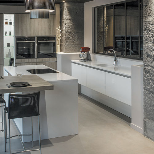 Cucina contemporanea - DJIN : BLANC & CHÊNE BARDOLINO GRIS - PYRAM INDUSTRIES - in legno laccato / in melaminico / con isola