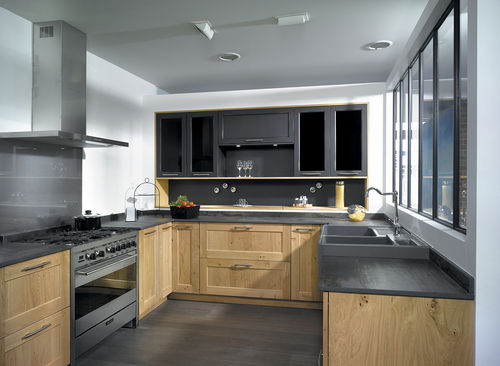 Cucina contemporanea - BOREALE SAUVAGE À NŒUDS NATUREL & MAULNES - PYRAM INDUSTRIES - in rovere / con finitura ontano / a U