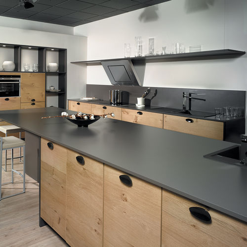 Cucina contemporanea - CIRRUS SAUVAGE BROSSÉ - PYRAM INDUSTRIES - impiallacciata in legno / in rovere / con isola