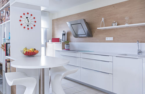 Cucina contemporanea - FUTURA : MEDIUM BLANC & MÉLAMINÉ CHÊNE WINCHESTER - PYRAM INDUSTRIES - in legno con vernice di protezione brillante / in melaminico / con impugnature