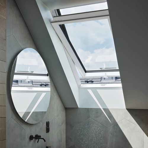 Finestra da tetto in alluminio - PTP-V U41 ABMX - FAKRO - in uPVC / pivotante / a tripli vetri