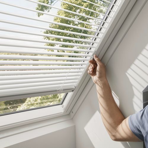 Tenda avvolgibile veneziana - VENETIAN - VELUX - per finestra da tetto / in alluminio laccato / con azionamento manuale
