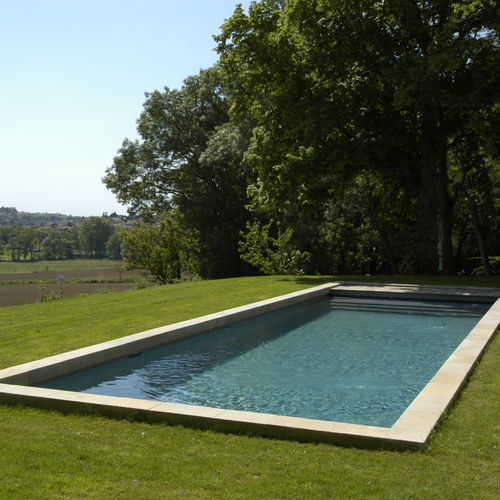 Bordo di piscina in pietra naturale - AUBEROCHE BOURIANE - RUSTIQUE - OCCITANIE PIERRES - d'angolo