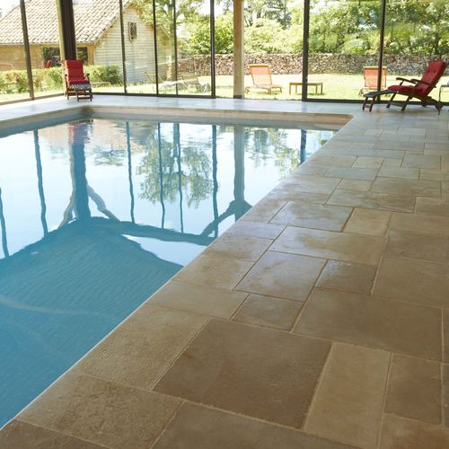 Bordo di piscina in pietra naturale - AUBEROCHE BOURIANE - RUSTIQUE - OCCITANIE PIERRES - curvo